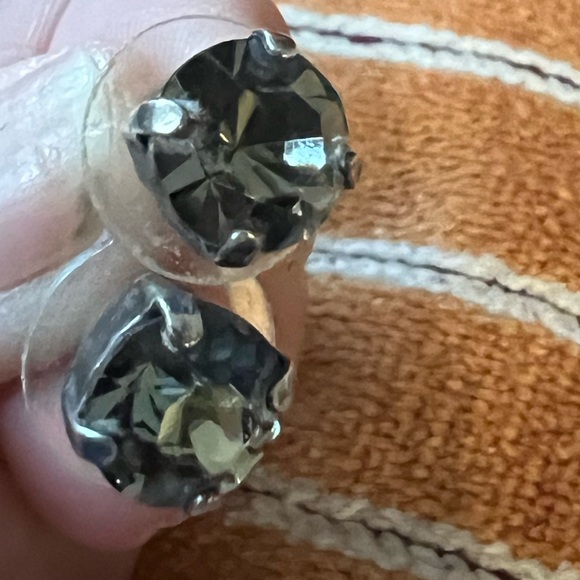 Chrystal grey glass stud earrings - Picture 4 of 4